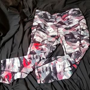 Ododos Burgundy Teal Gray Watercolor Geometric Pattern Capri Leggings Large L